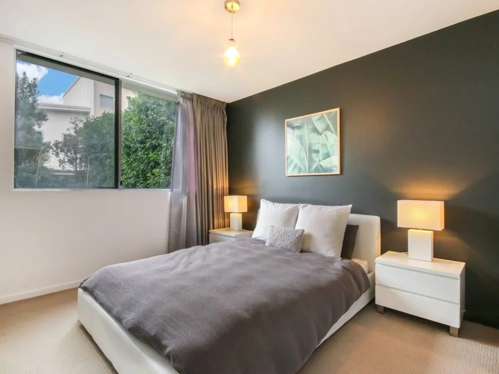 Spacious 2 Bedroom Apartment in Ascot With Large Private Garden