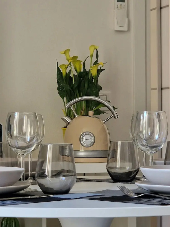 Moderno Bilocale con Terrazzo e Parcheggio
