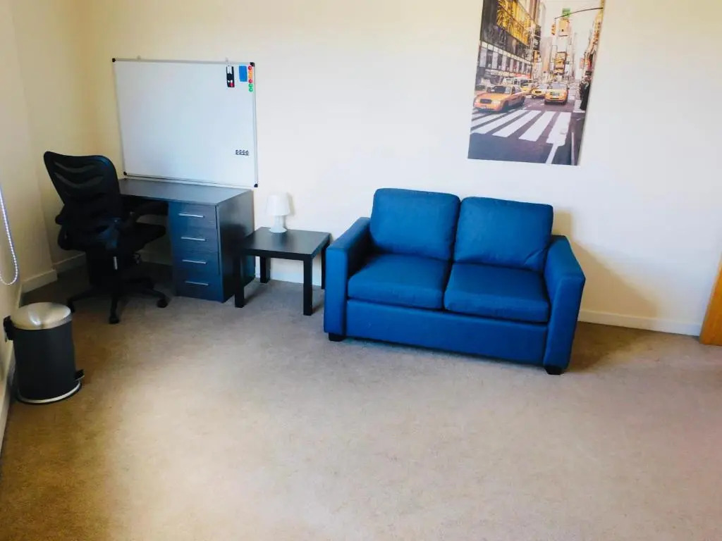 Modern 2 Bed Apartment, Close to Gla Airport & M8