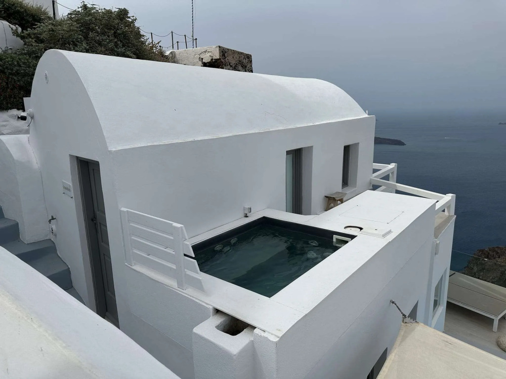 Anemos Cave Suites