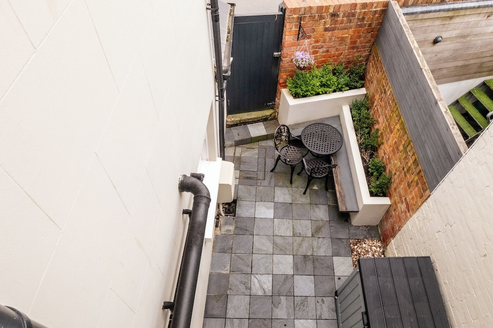 Stunning 2BD Townhouse in Cheltenham