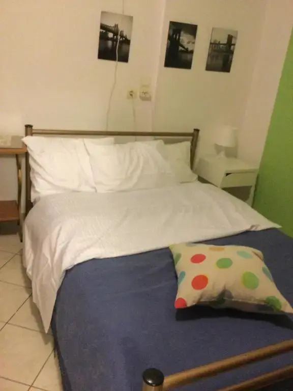 Marias 2 Studios Apartments Flats to Let -heart city ,50m harbor Chantzara