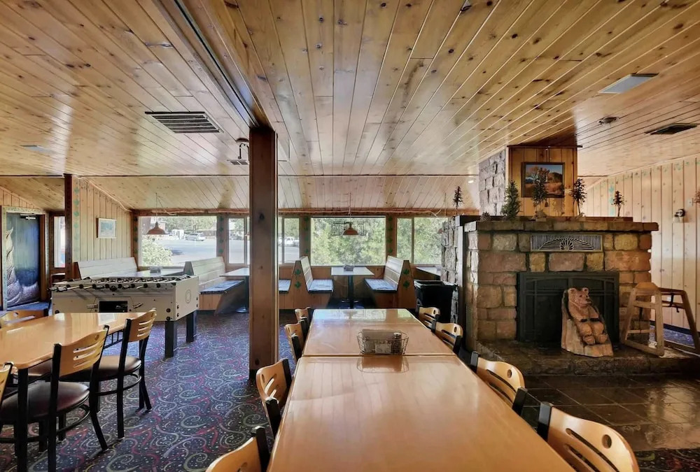 StrawberryInn River Front Resort