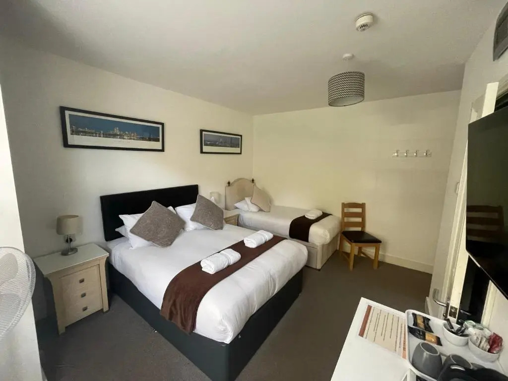 Oakhurst Gatwick and holiday parking five pounds per day and transport between six am and eleven pm