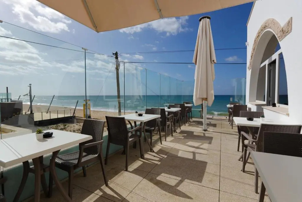 Golden Beach Guest House & Rooftop Bar