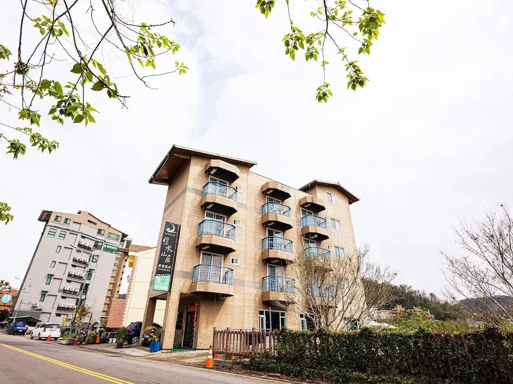 Bishui Shanju Lakeside B&B