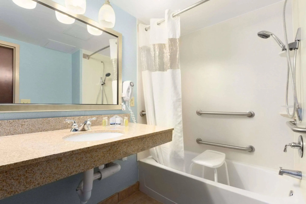 Holiday Inn Express Fayetteville Fort Bragg by IHG