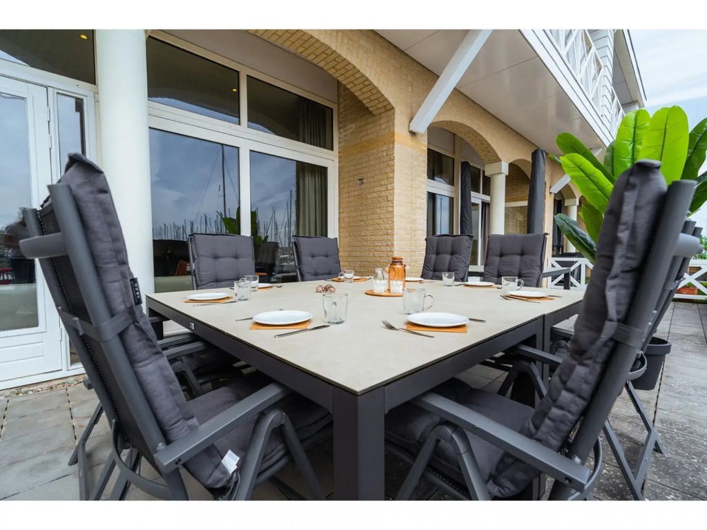 Luxury apartment overlooking the marina for 10 people