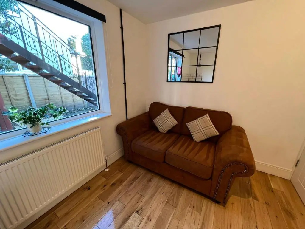 Flat 4, 10 St John's