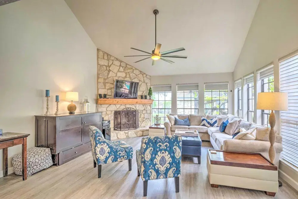 Horseshoe Bay Townhome w/ Patio & Outdoor Pool!
