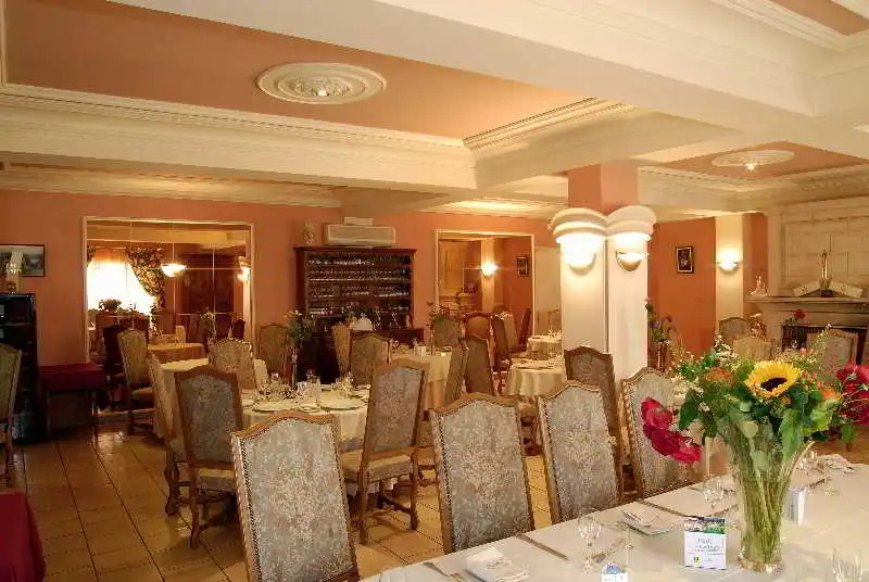 Logis Hôtel Restaurant Aux Maisons