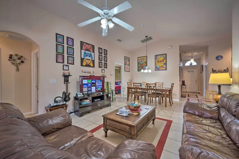 10 Mi to Disney + Heated Pool: Florida Abode!