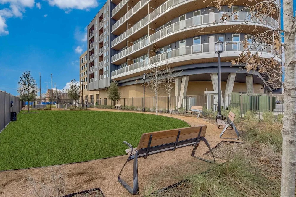 Landing Apartments near Baylor-Meadows