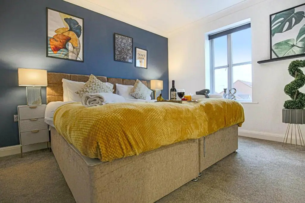 Large 6 Bedroom House with Free Parking, Smart TV with Netflix, Fast Wifi, Air Hockey & Garden by Yoko Property