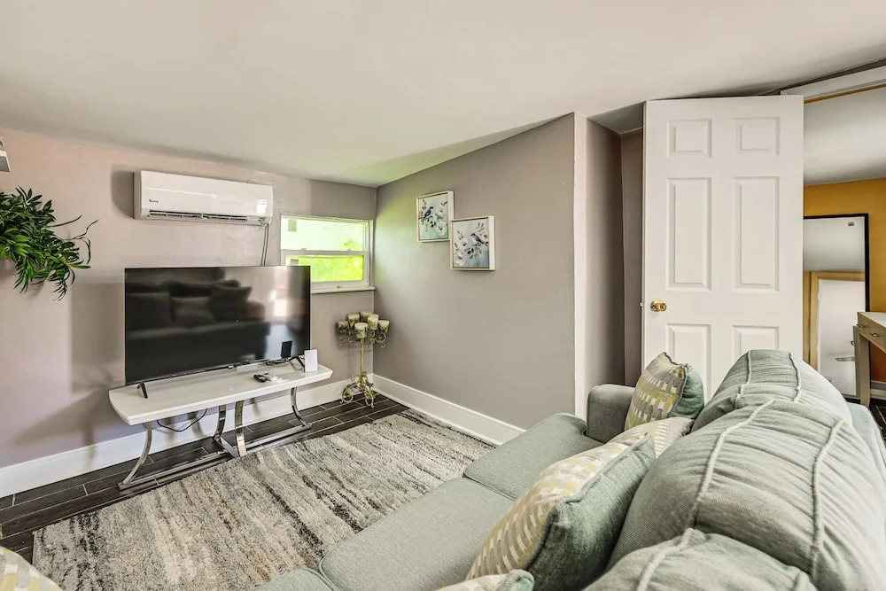2 Mi to Public Pool! Cozy Naples Cottage w/ Patio