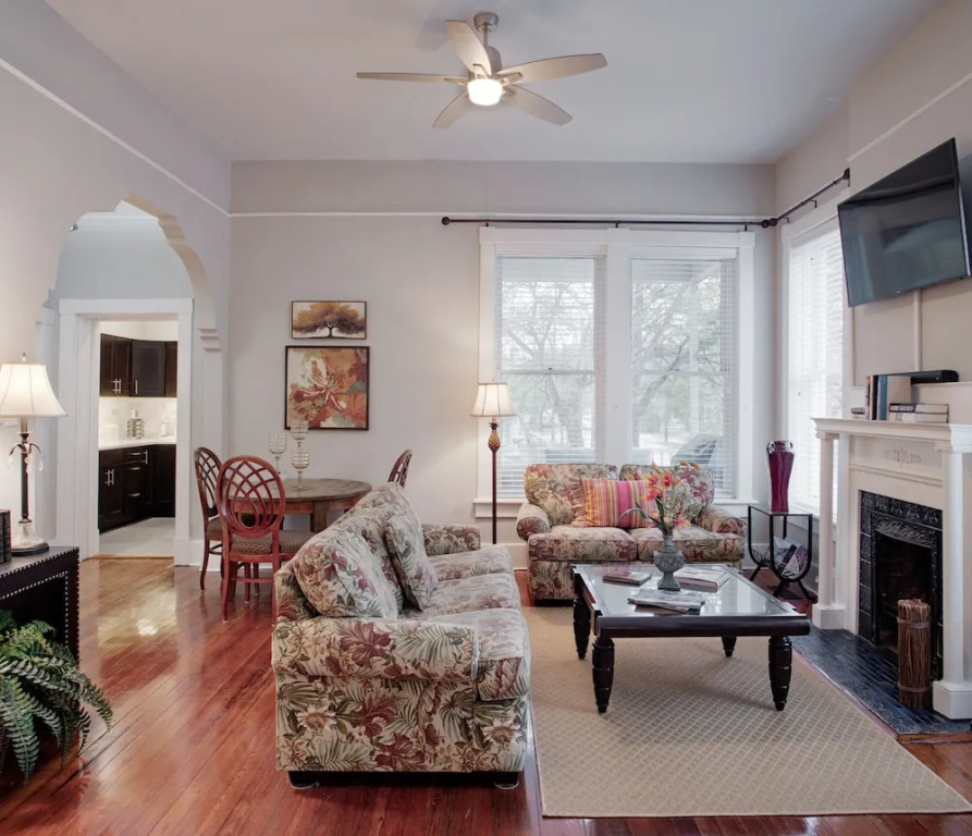 Modern Apartment Near Forsyth