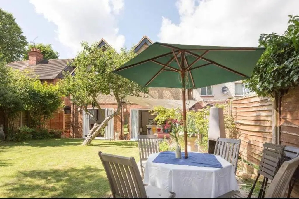 6 bedrooms beautiful home 3 bathrooms, quiet location with garden near Legoland Windsor Heathrow