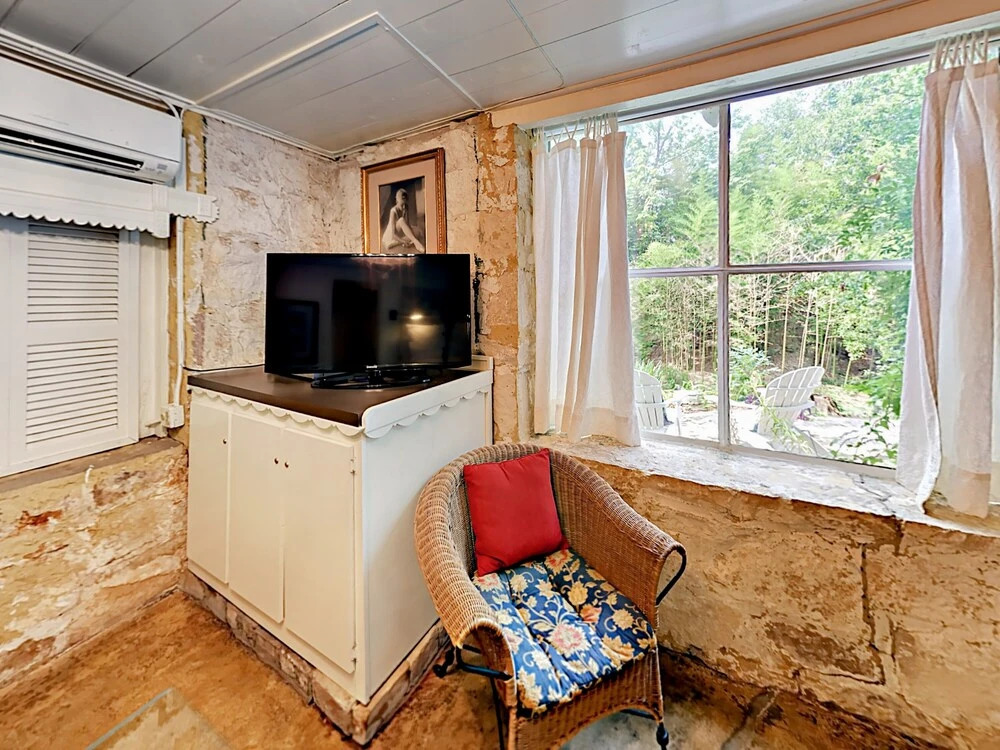 1Br Boutique Studio Historical by RedAwning