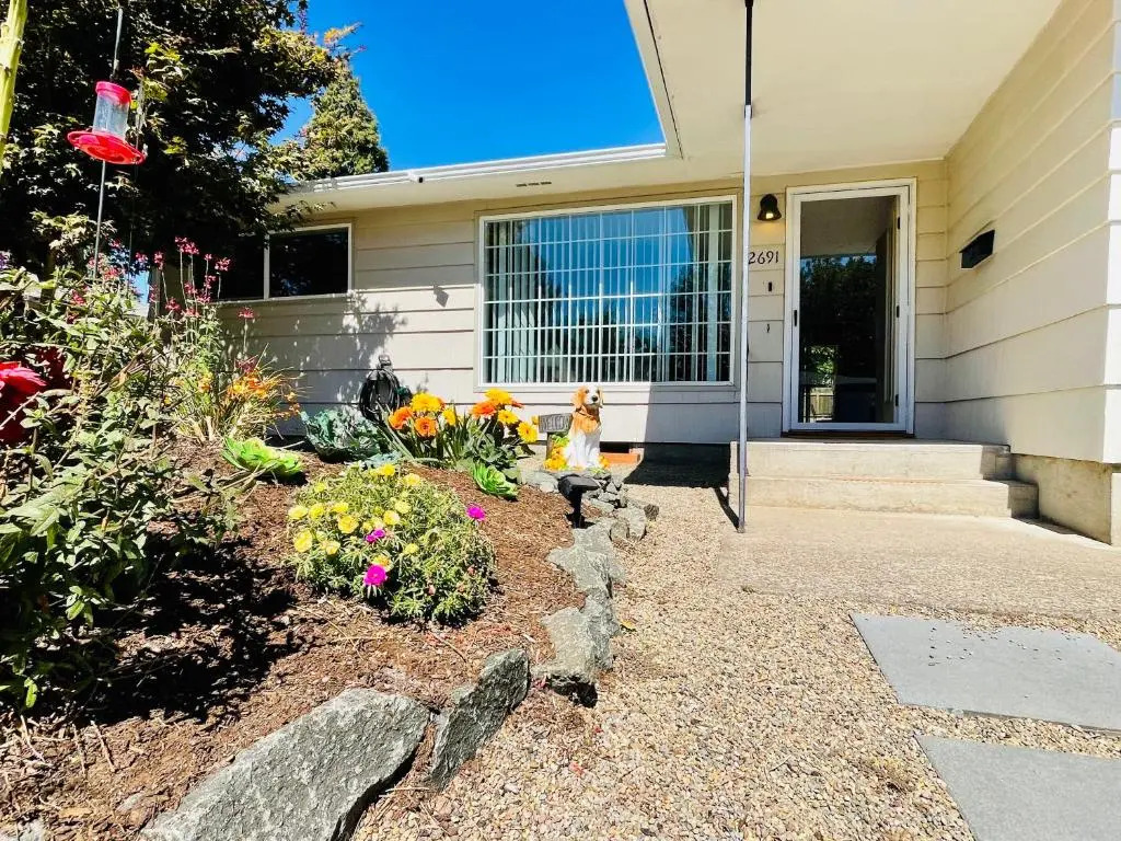 Welcome! Colorful 50's Ranch in the Heart of Eugene