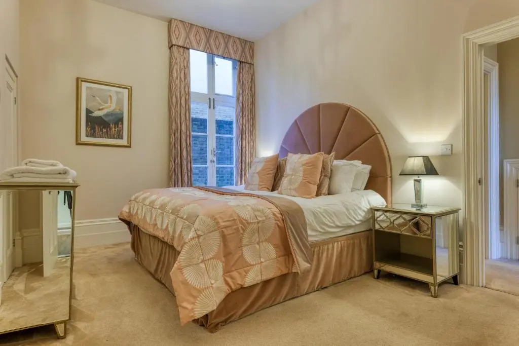 The Regency - Sea views and a modern art deco style interior