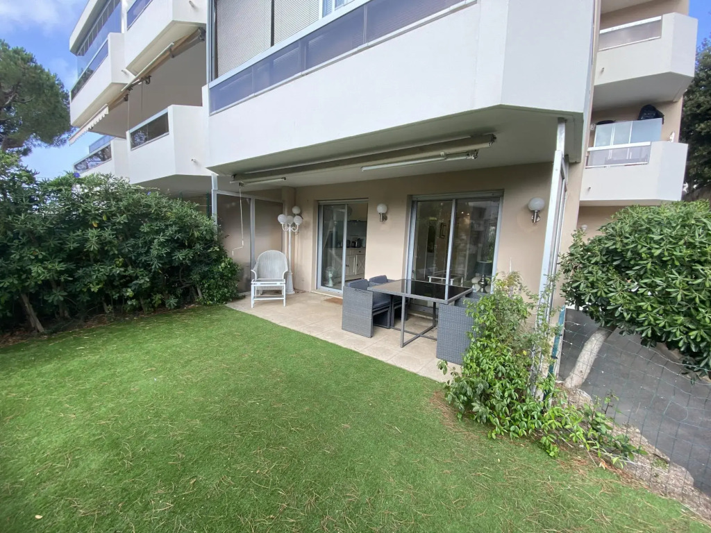 Modern and light studio apartment in prestgious area of Cannes. Small garden and pool. - 743