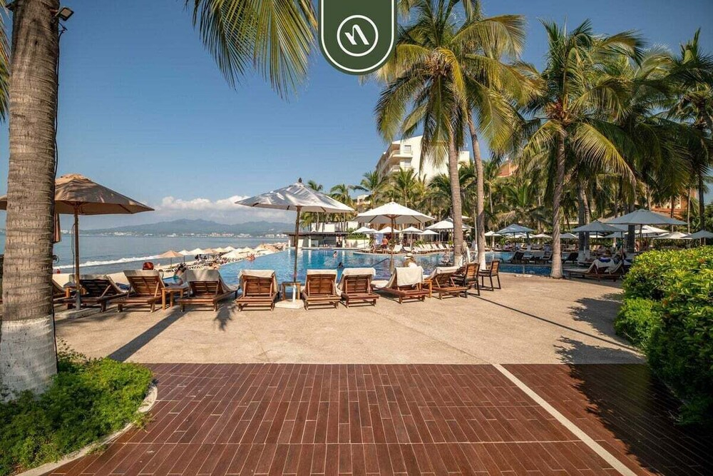 3BR Condo in the Krystal Grand Hotel - Beach