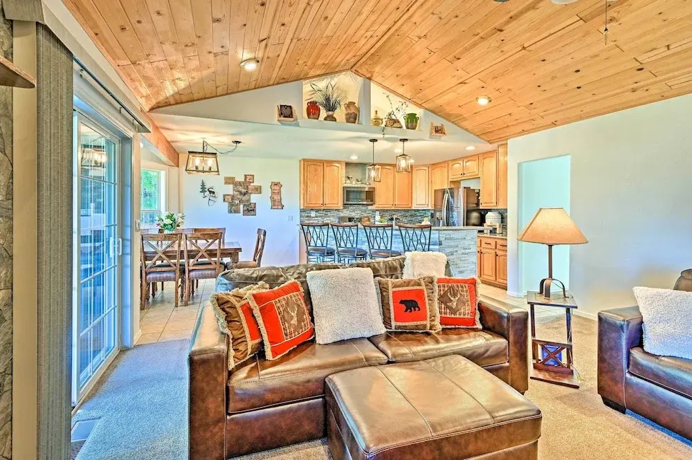 Near Trails, Lakes & Golf: Pinetop Home w/ Deck
