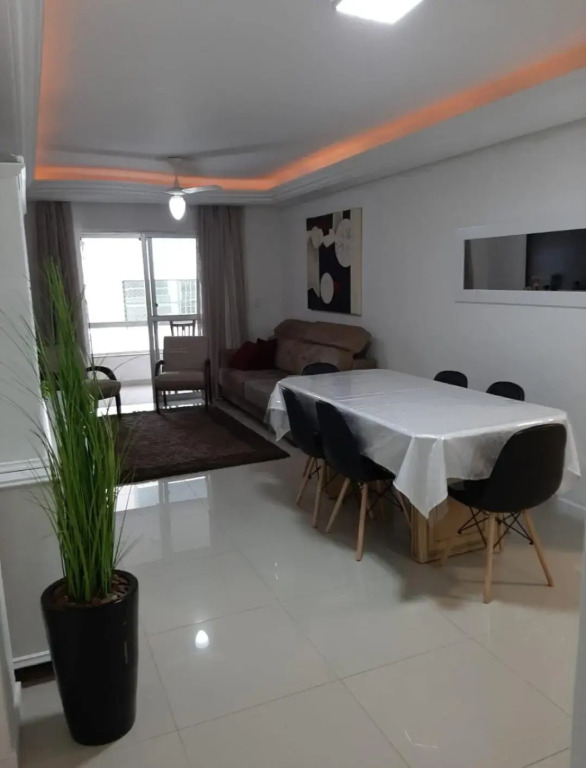 Meia Praia - apartamento com sacada ampla e churrasqueira, próximo a praia e a avenida principal.