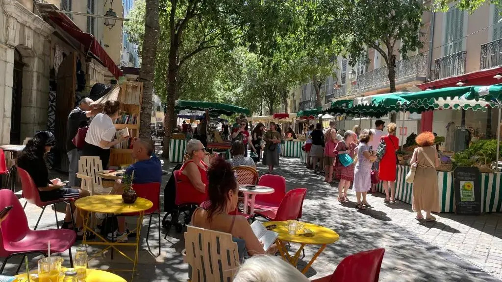 Appartement mignon calme douillet ascenseur clim étage élevé proche parking et toutes commodités au coeur du Toulon historique