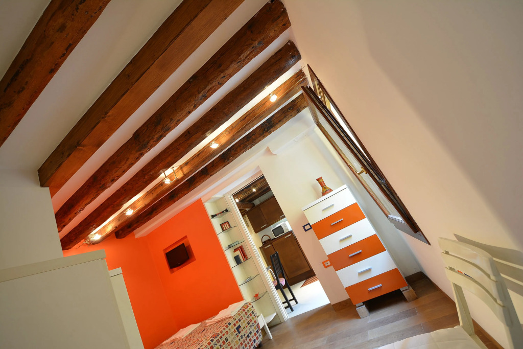 BIENNALE EASY aircond, 2pax wifi,courtyard
