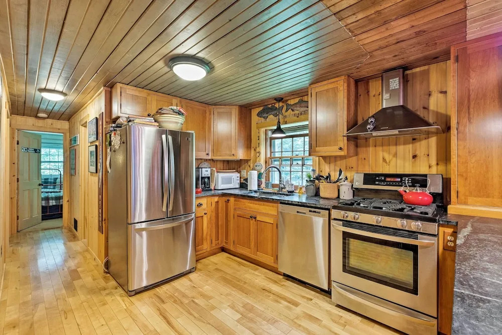 Private Wooded Cabin: 7 Mi to Mount Snow!