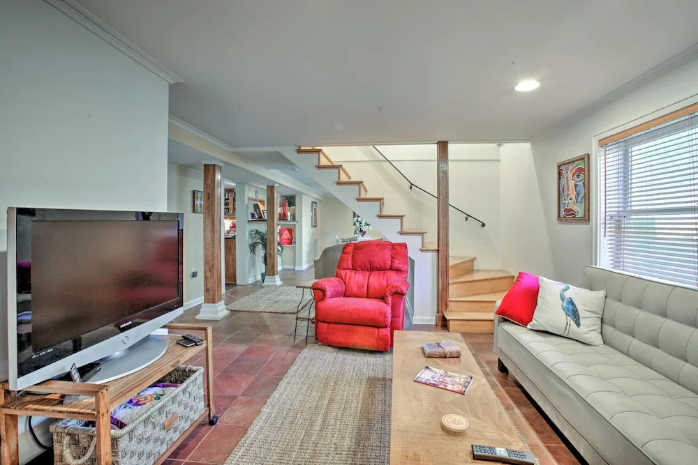 4 Mi to French Quarter: Nola Apt w/ Garden Patio