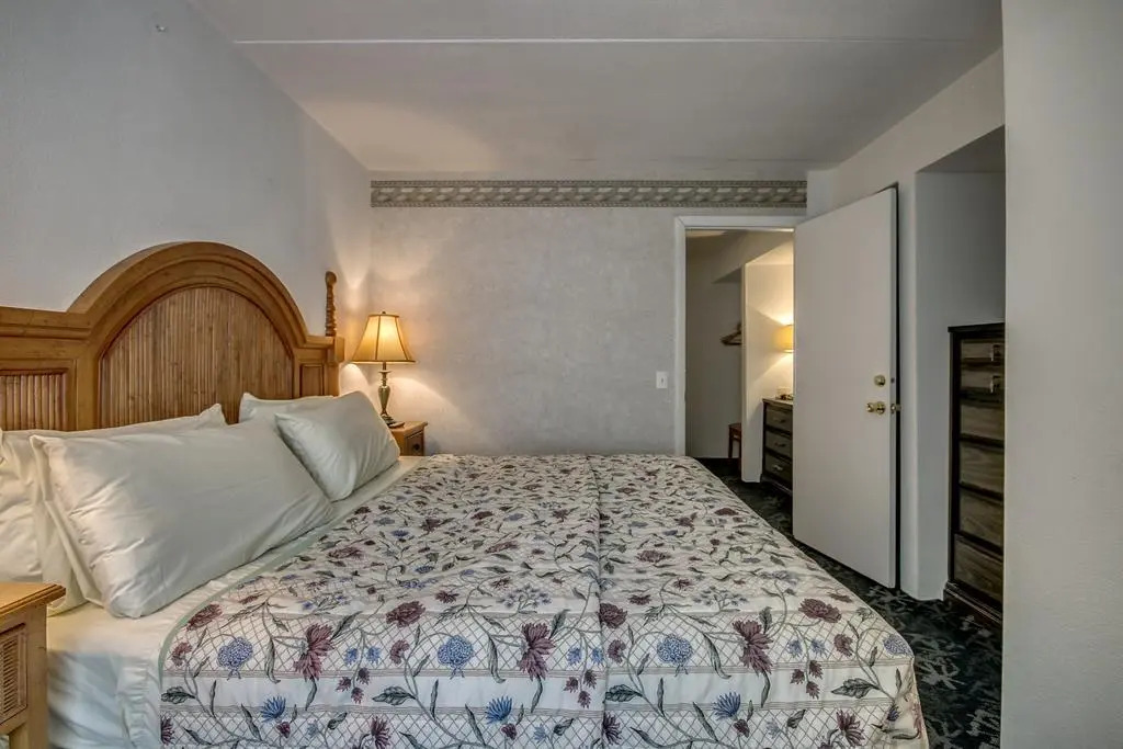 Admiral Resort Motel