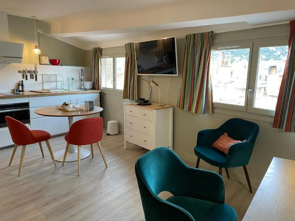 Au cœur du vieux Toulon au calme appartement rénové climatisé confortable étage élevé avec ascenseur proche parking et toutes commodités