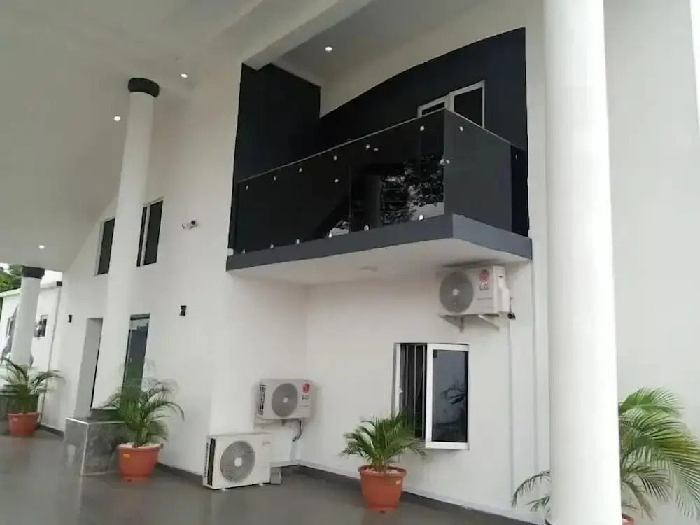 Hubbies Royale Hotel