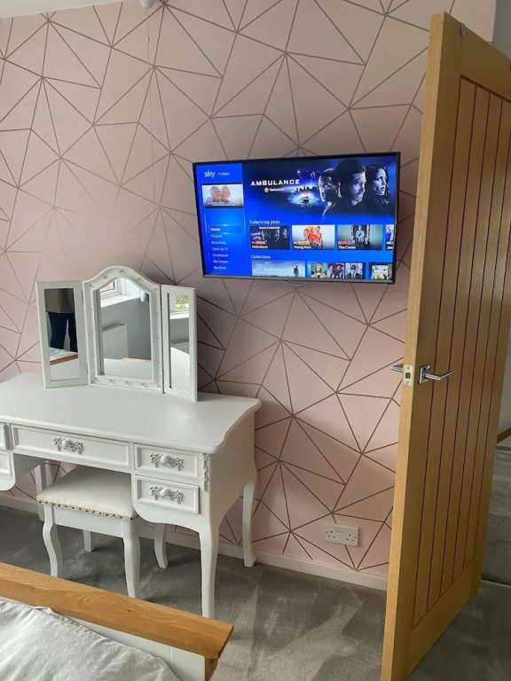 3bed House, Sleeps 7 - Hot Tub, Garden, Parking