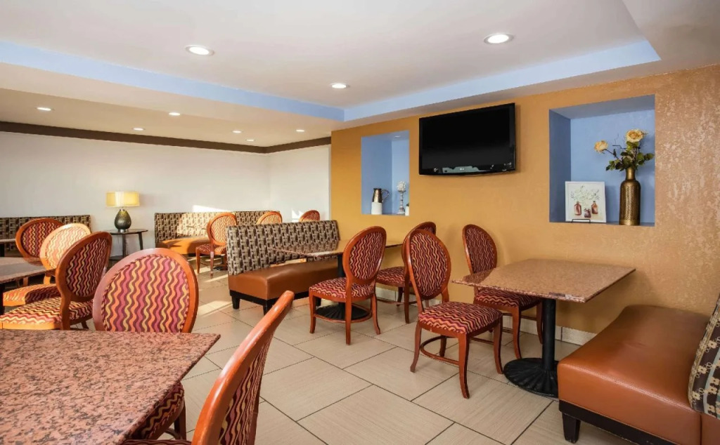Travelodge by Wyndham Fort Wayne North