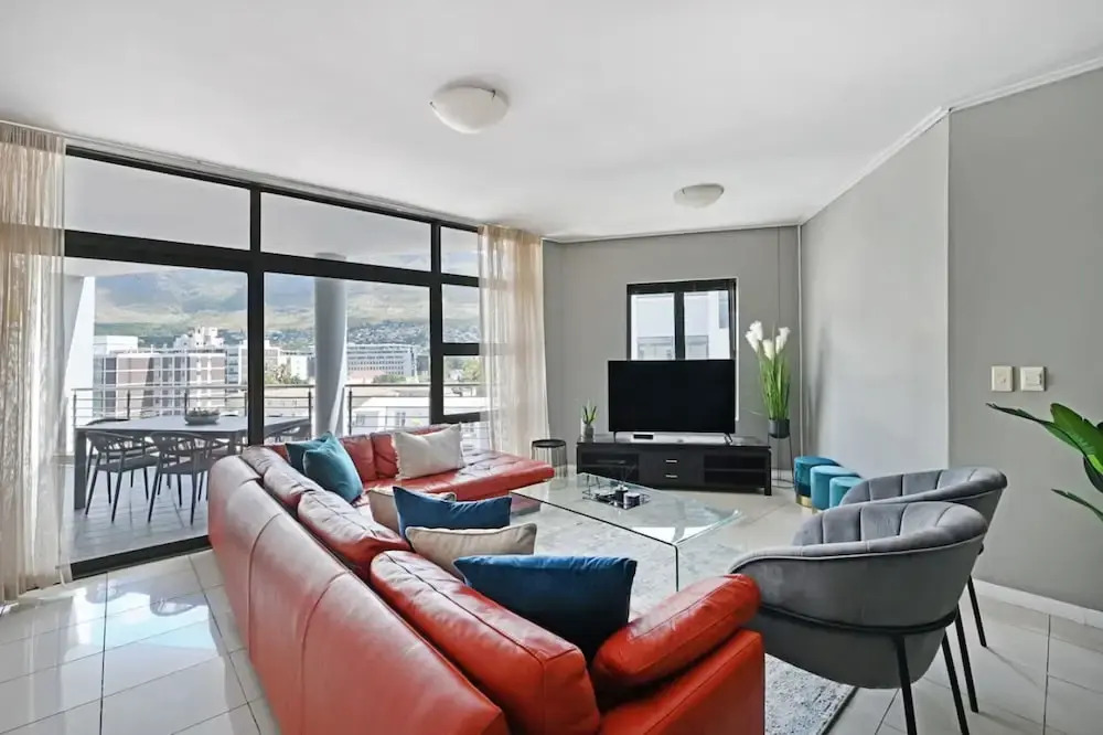 Modern 3-bed Apt Designer Touch Mountain Views
