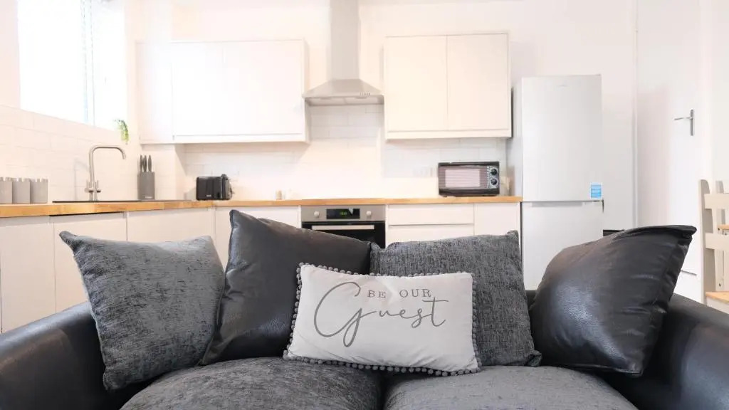 Unique FAMILY&Contractors Apartment with Private Parking + Central Bedford