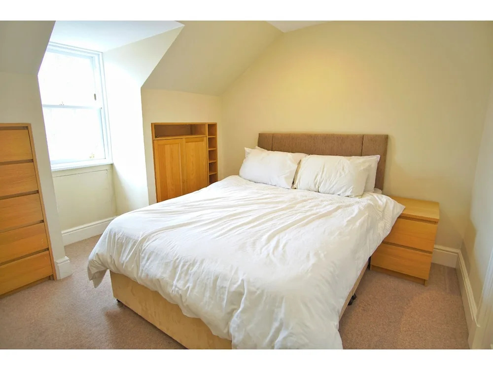 Spacious, Bright, Festival Flat for 6 at Meadows
