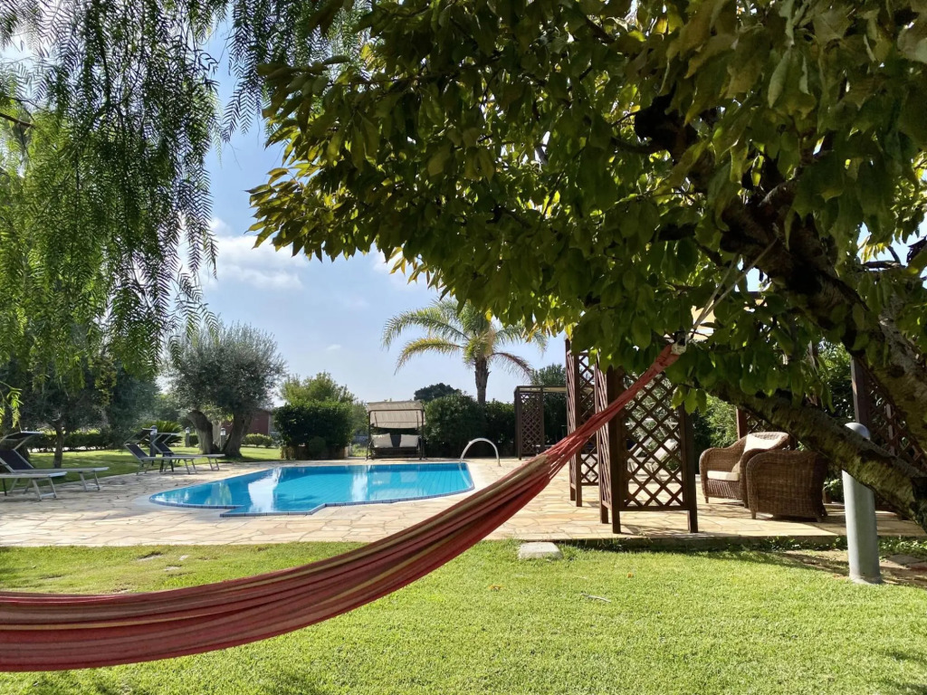 Apartment in villa, suitable for families, swimming pool, large outdoor spaces-Salice by Villa Rita
