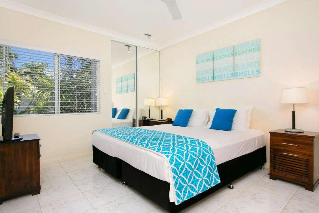 The Beach House 3BR Waterfront Apartment, Own WIFI