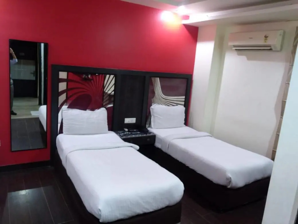 Hotels Pitrashish Grand