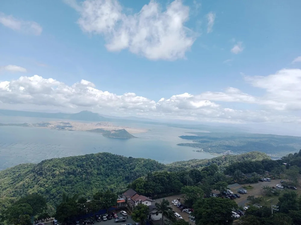Deluxe Family Room in Tagaytay With Taal Lake View