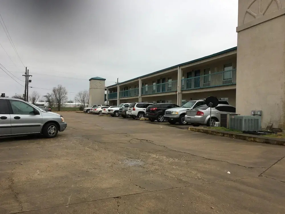 Deluxe Inn & Suites