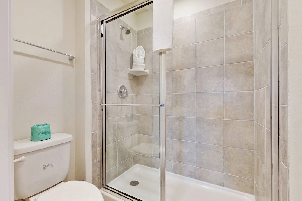 Beautiful Home With Private Pool, Space for the Whole Family & Pets
