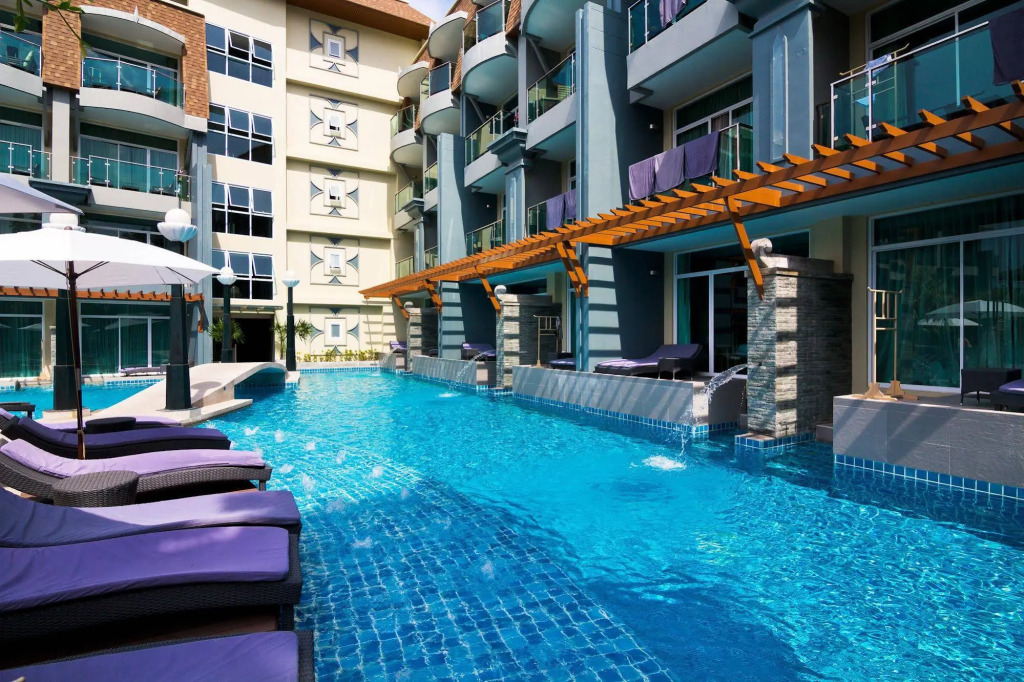 Ramaburin Resort Patong - Walking distance to the Beach