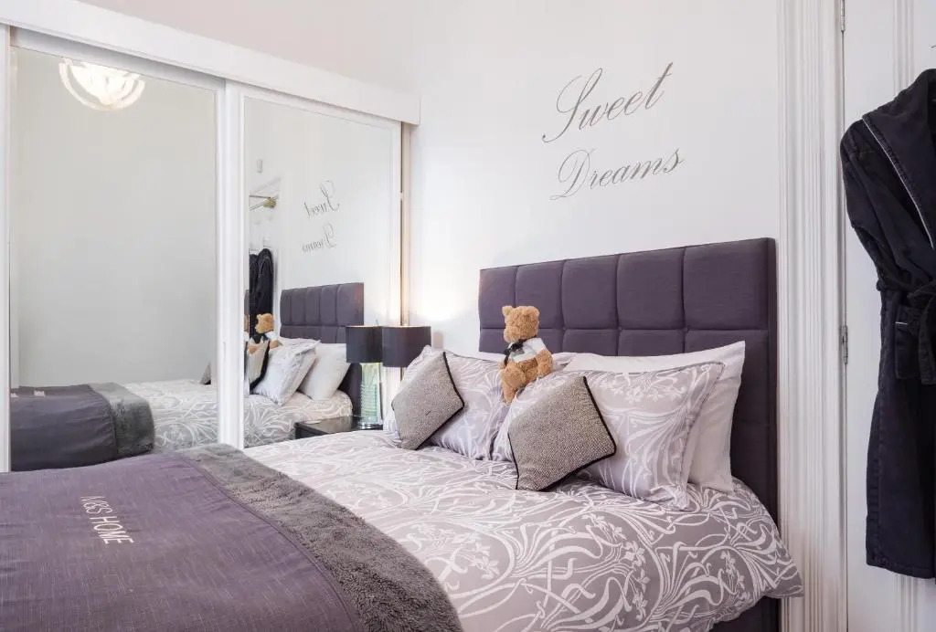 Marks At The Manor Luxury Riverside Apartments - Sleeps up to 4, with Parking and Sky TV