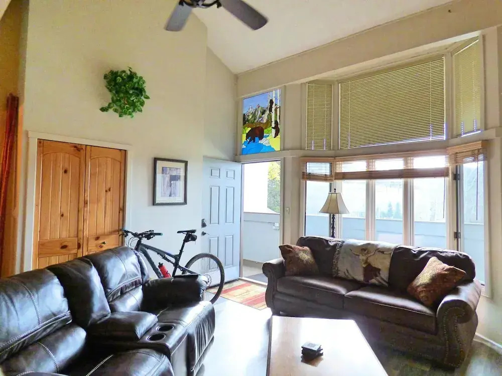 Across From Ski Area, No Car Needed, Hot Tub, Sauna WiFi