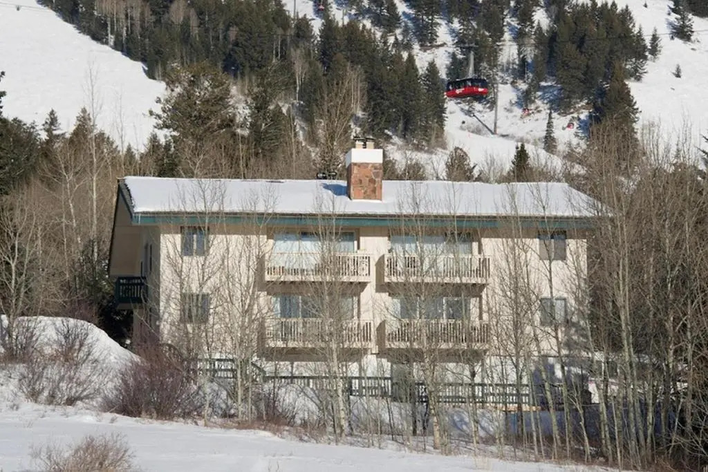 JHRL - Slope-side Whiteridge B5 Condo - Walk to Tram